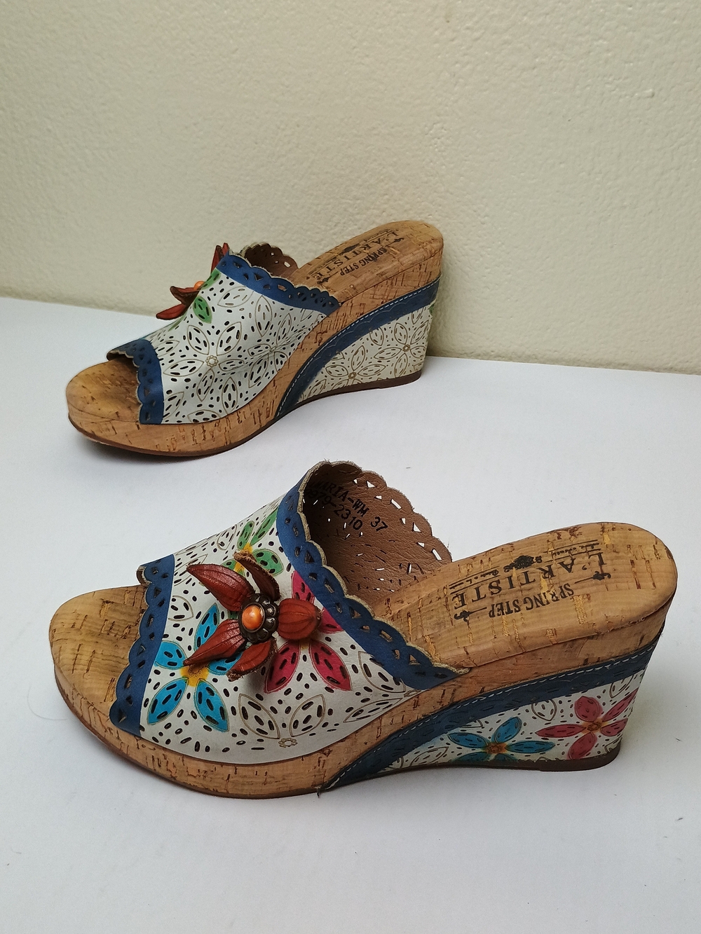 L'ARTISTE ANNAMARIA 7" Spring Step White Floral Cork Wedge Sandals - Blue Trim